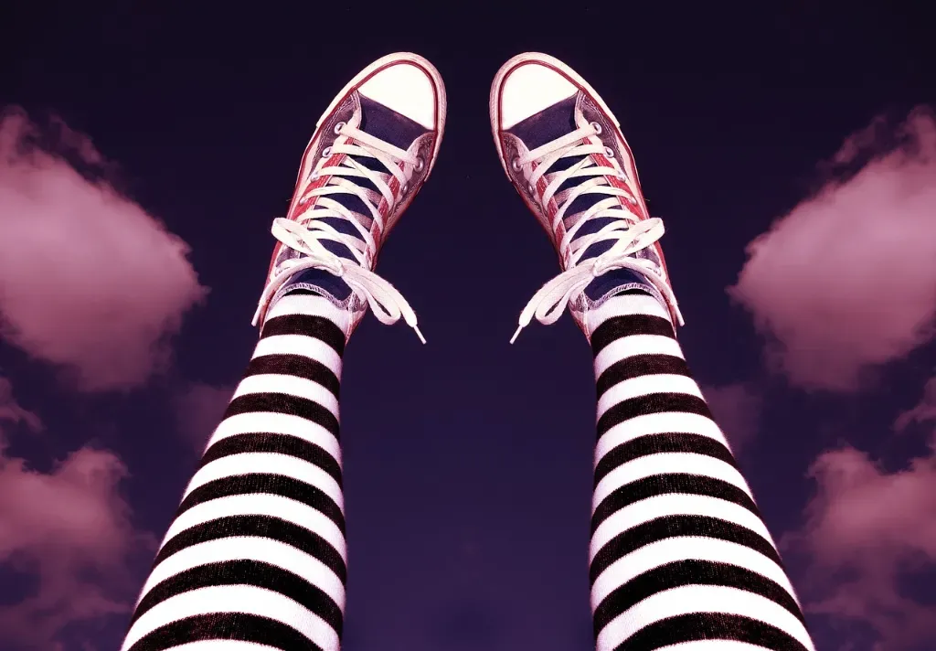 jakie rajstopy do czarnej sukienki